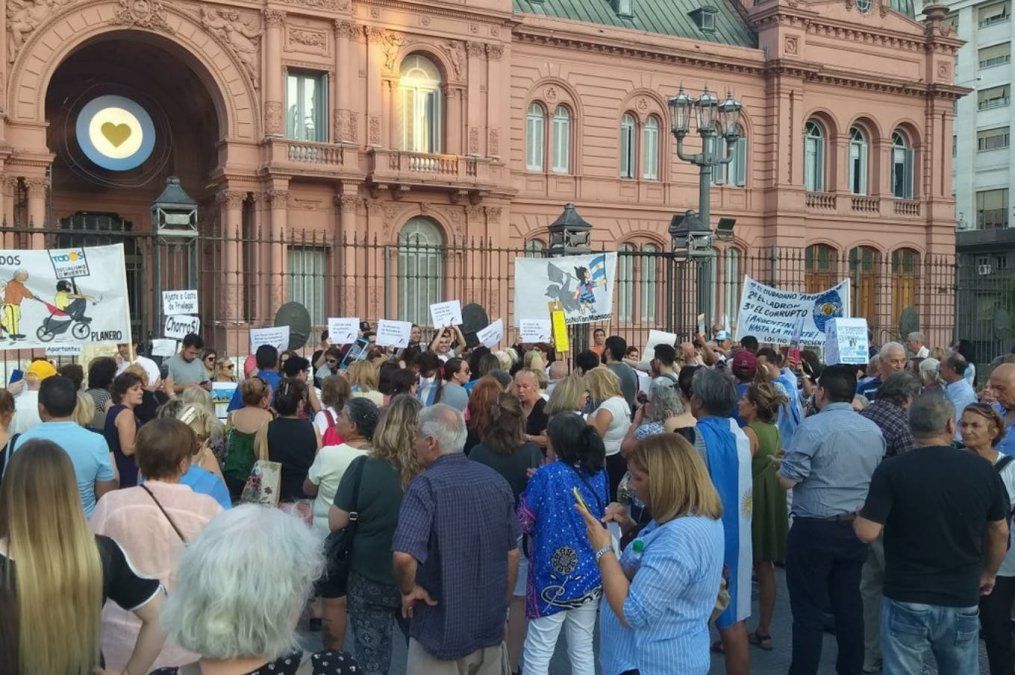 Los jubilados durante una concentración en la Casa Rosada en marzo, cuando fue la primera actualización de sus haberes por decreto tras la reforma previsional del 2017.