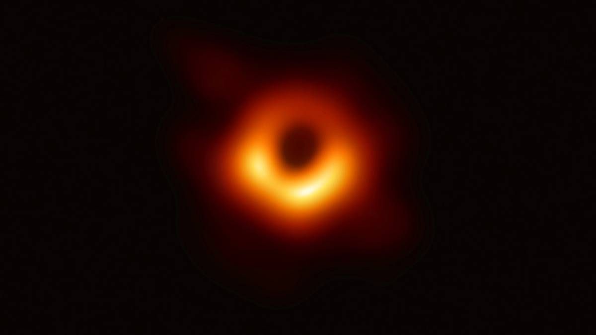 Esta es la primera imagen real en la historia de un agujero negro supermasivo ubicado en el centro de la galaxia M87, presentado el 10 de abril de 2019.