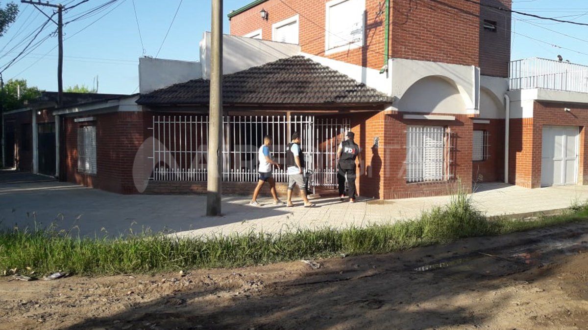 El momento en que los investigadores ejecutaron un allanamiento en barrio Policial.