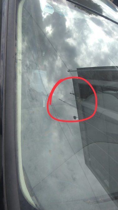 Las piedras arrojadas dejaron marcas en el parabrisas del patrullero.