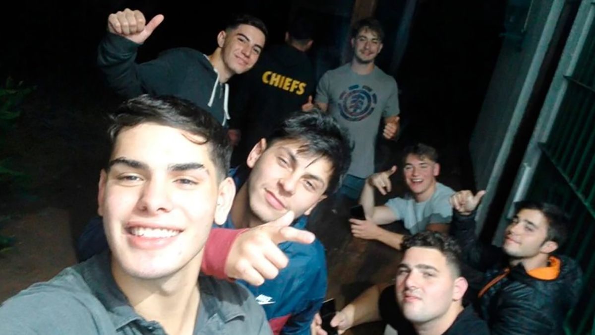 Pese a que la imagen fue tomada a menos de media hora del homicidio de Fernando, a los rugbiers se los ve relajados, sonrientes como cualquier grupo de amigos.