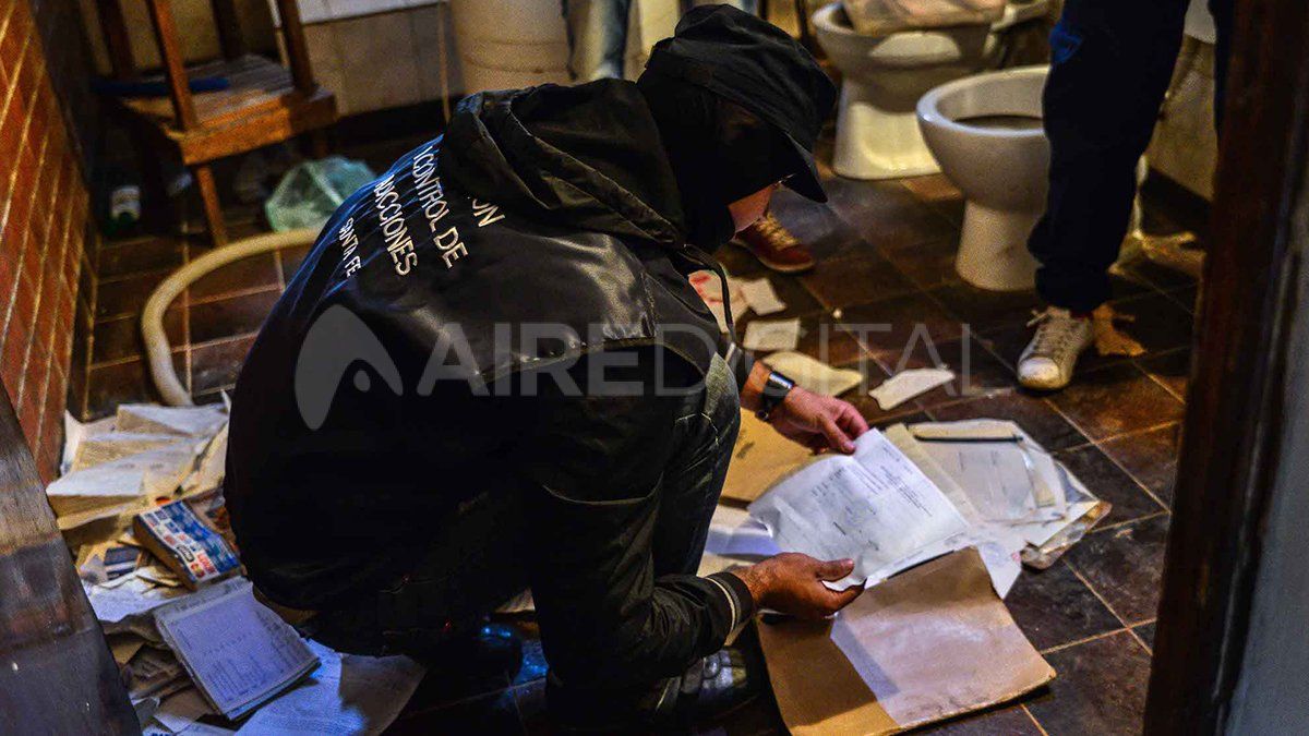 Uno de los pesquisas el día de los allanamientos para encontrar a los Almirón.