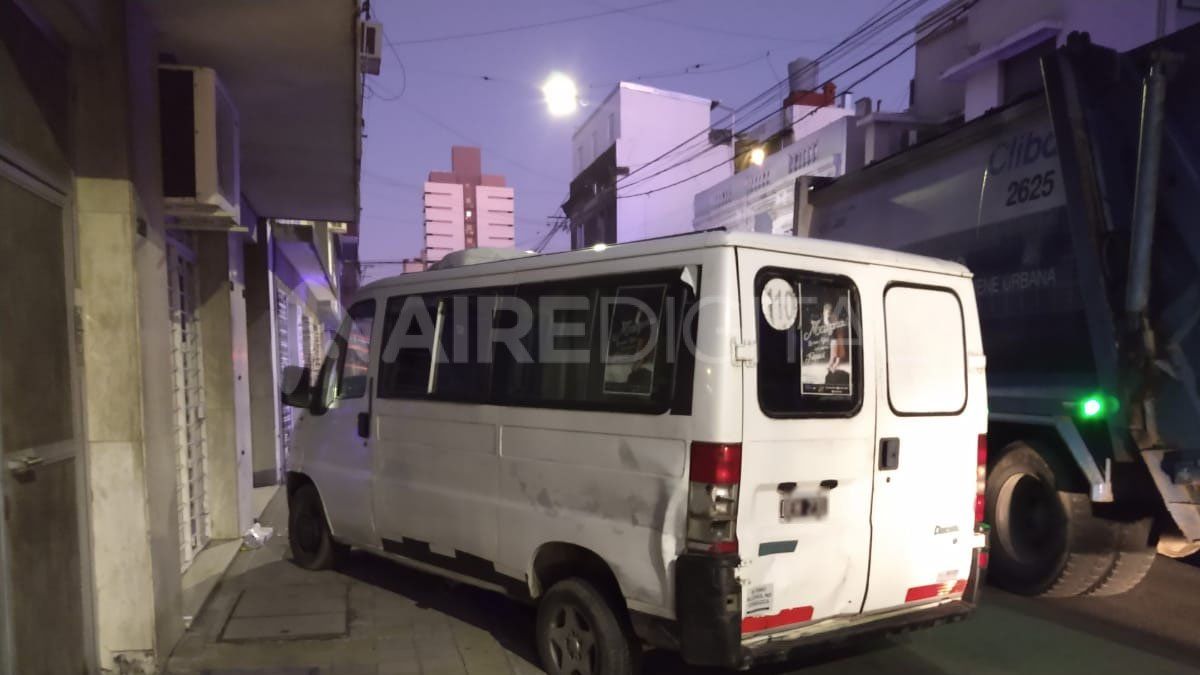 El vehículo terminó en la vereda de enfrente