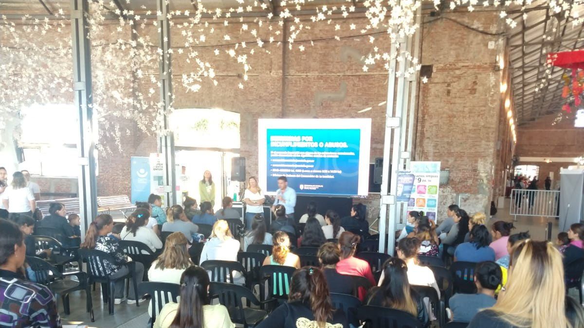 La charla posterior a la entrega de la tarjeta