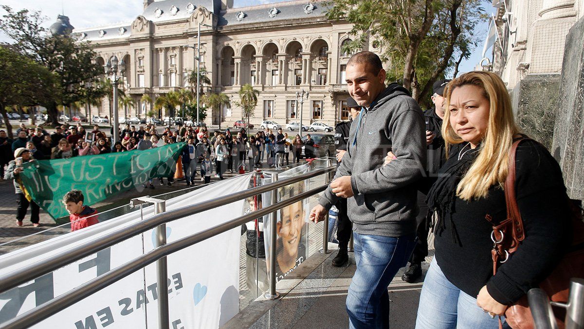 Los padres de Francisco Sueldo en las puertas de los Tribunales durante una de las audiencias en septiembre de 2019.