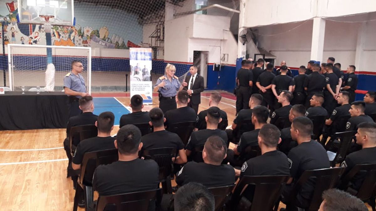 Paula Drovandi, directora general de la Policía Comunitaria de Santa Fe, al frente de una charla informativa.