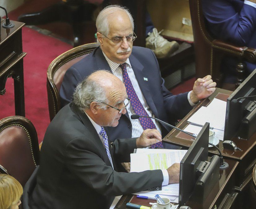 Los senadores Oscar Parrilli y Jorge Taiana durante la sesión del senado que aprobó los pliegos de los embajadores propuestos por el poder ejecutivo.