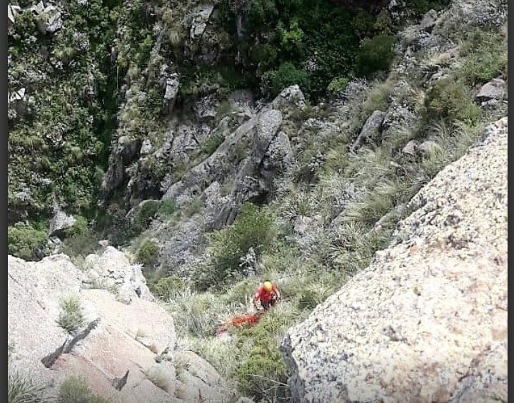 El momento en el que los rescatistas descendían al lugar donde encontraron el cadáver de Mariela.