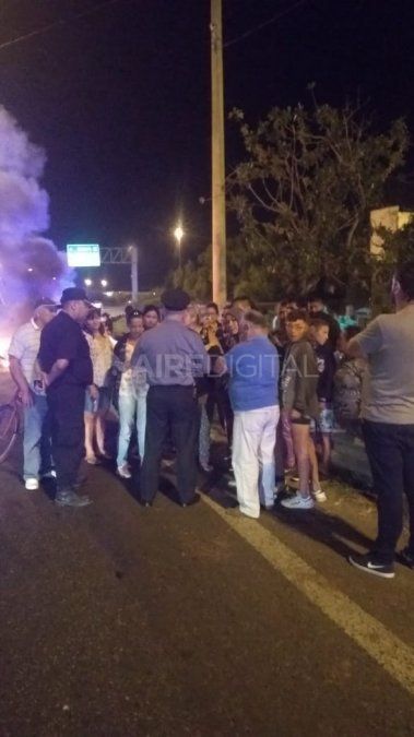 Minutos pasados de las 21 llegó el subjefe de la Regional 1 para dialogar con los vecinos y atender sus reclamos.