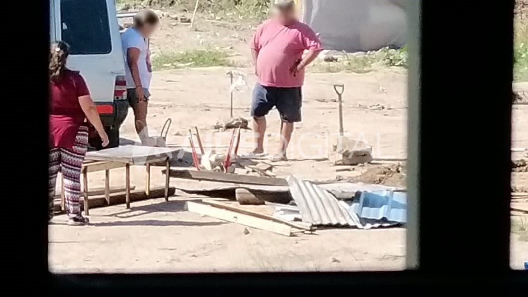 Los ocupantes de los terrenos comenzaron a fabricar viviendas más sólidas, pese a la orden de desalojo librada por el Juzgado Federal.