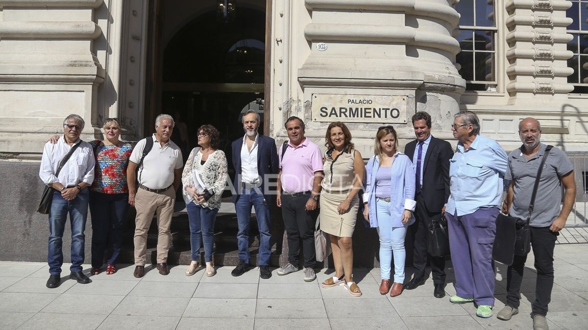 Autoridades de los cinco gremios docentes con representación nacional antes de entrar a la reunión paritaria.