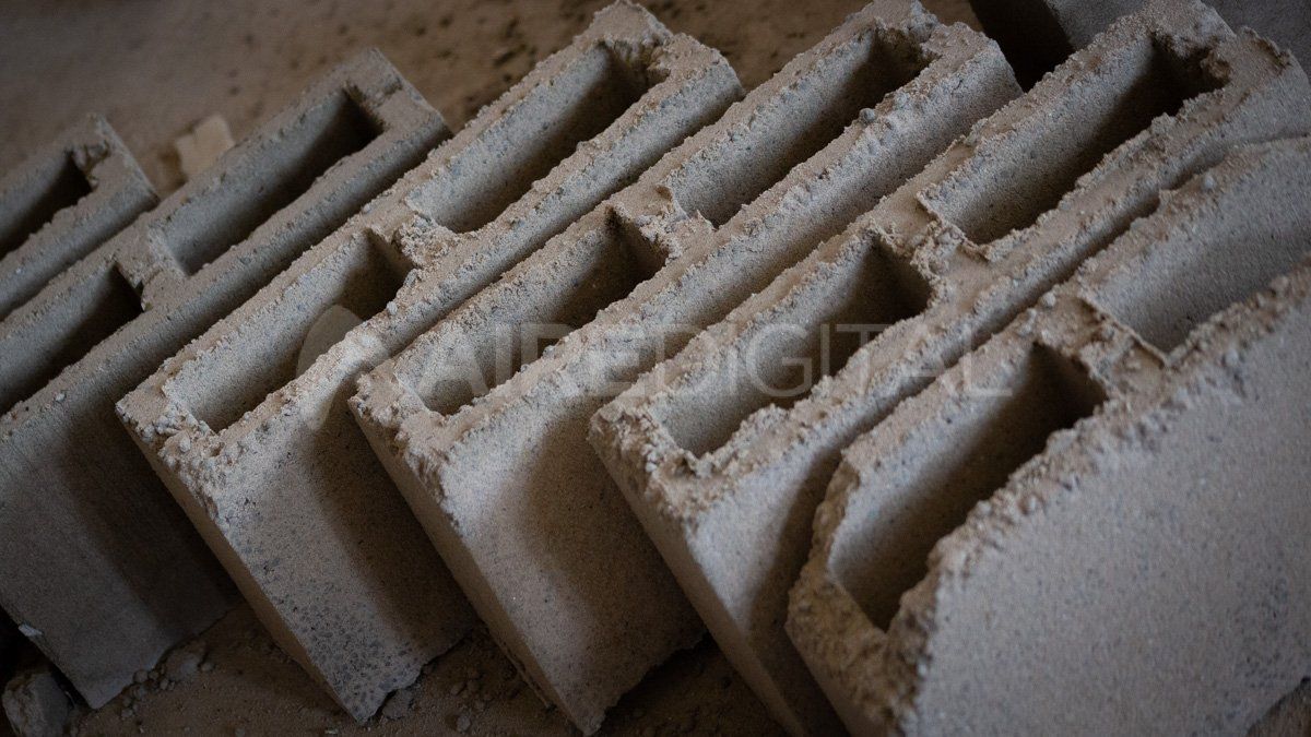 El ingeniero de Santa Fe reemplazó un porcentaje de la arena de los bloques por plástico reciclado.