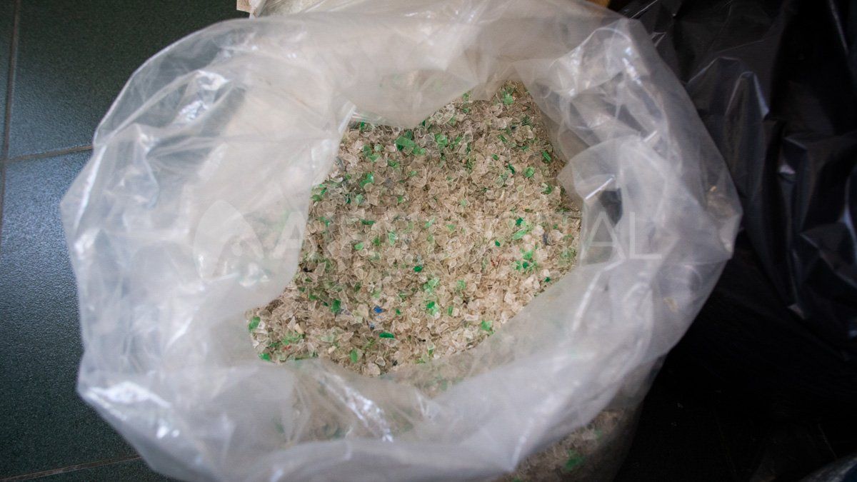 Para los ladrillos utilizó botellas de Tereftalato de polietileno (PET) trituradas.