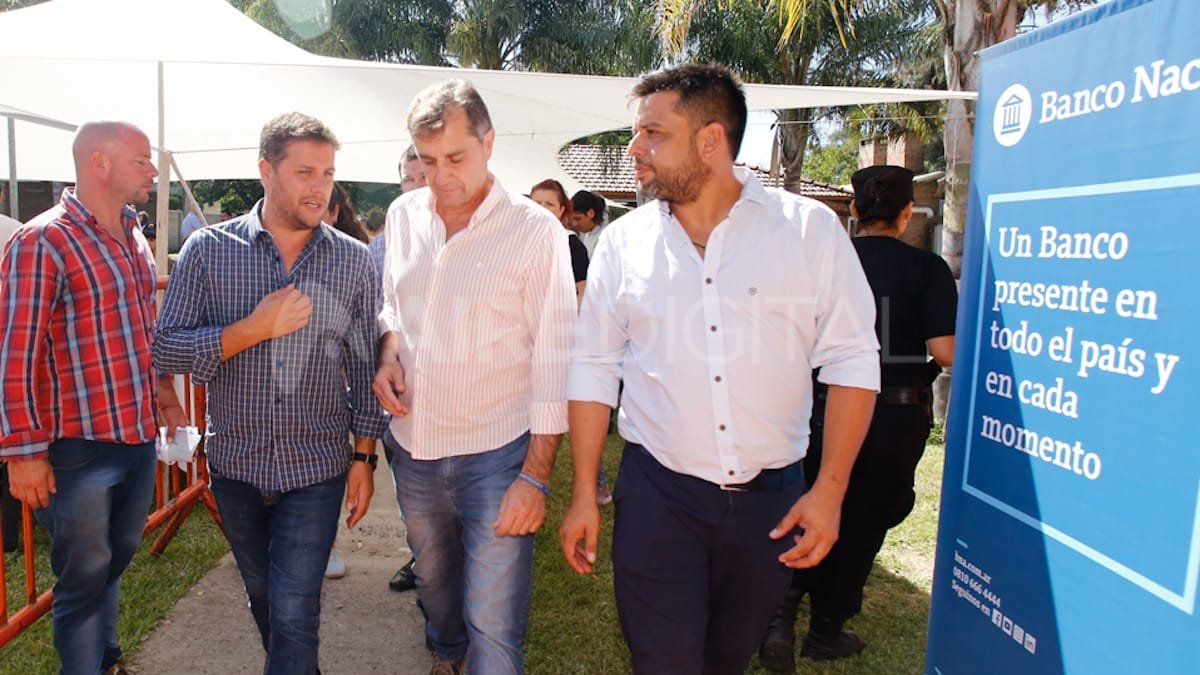 El ministro de Desarrollo Social de la Provincia junto a funcionarios locales durante la entrega de la Tarjeta AlmentAR en Santo Tomé este jueves.