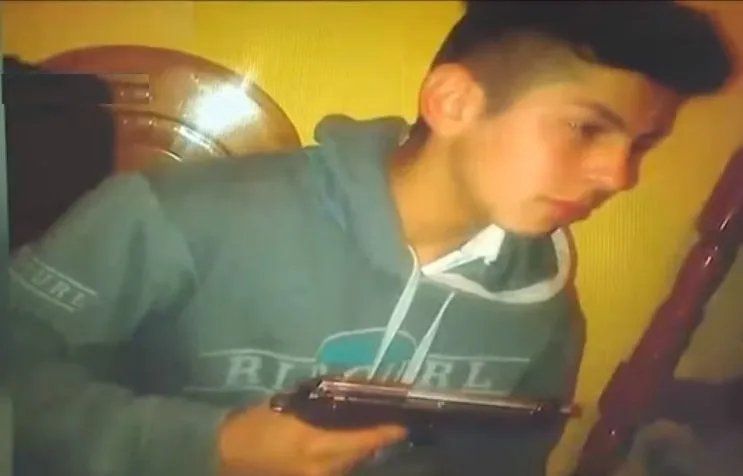 Viollaz exhibiendo una pistola