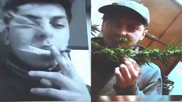 Fumando droga y sosteniendo una planta de marihuana
