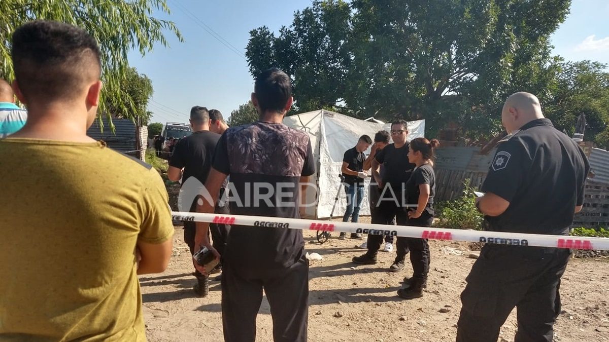 El joven asesinado estaba con su pareja cuando fue interceptado por los dos violentos que le propinaron una serie de disparos en el cuello, el abdomen y la pelvis. 