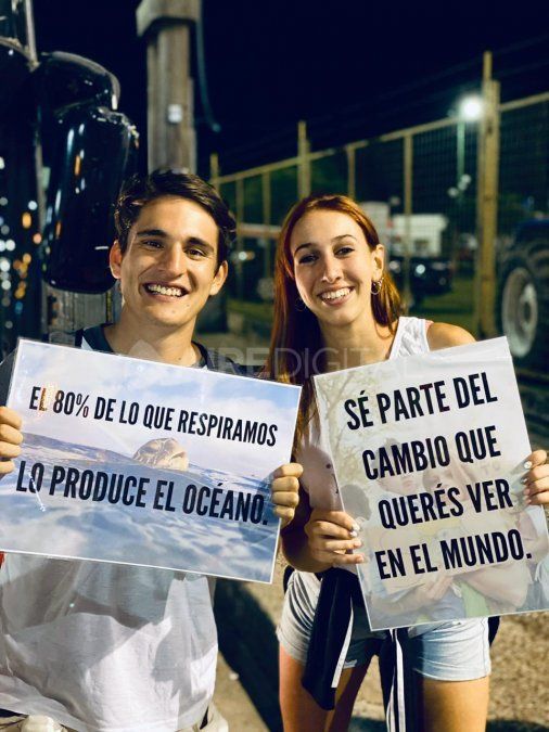 Nicolás Marín, el creador del desafío, y Belén Caba, una de las jóvenes que lo acompañó en la pasada por el corsódromo de Gualeguaychú.
