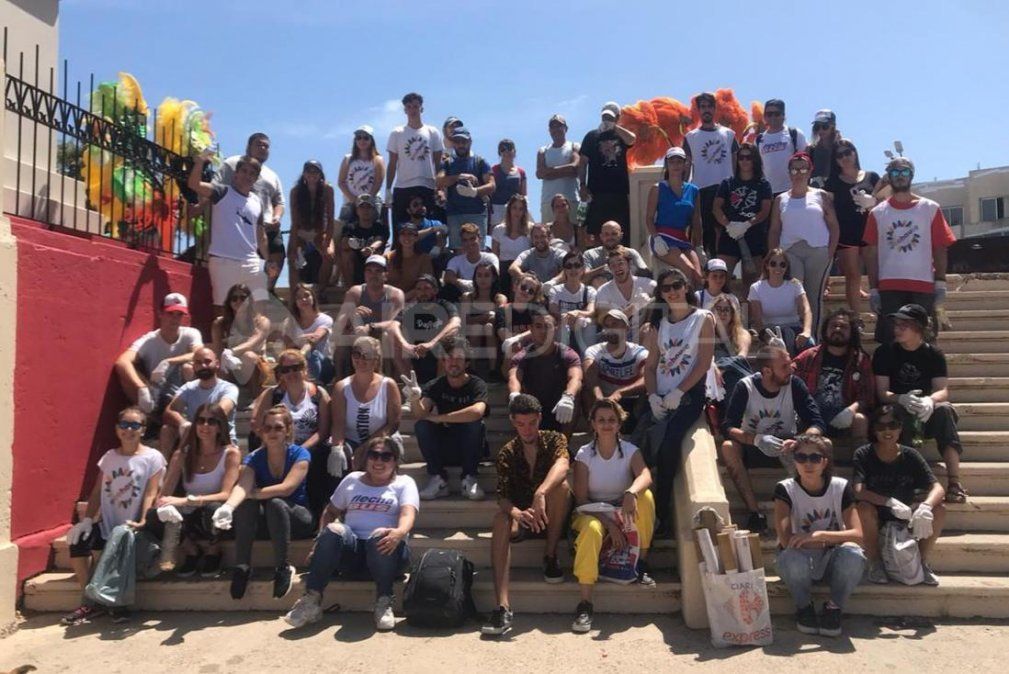 El grupo completo de activistas que juntaron basura y las colillas de los cigarrillos en las playas de Gualeguaychú