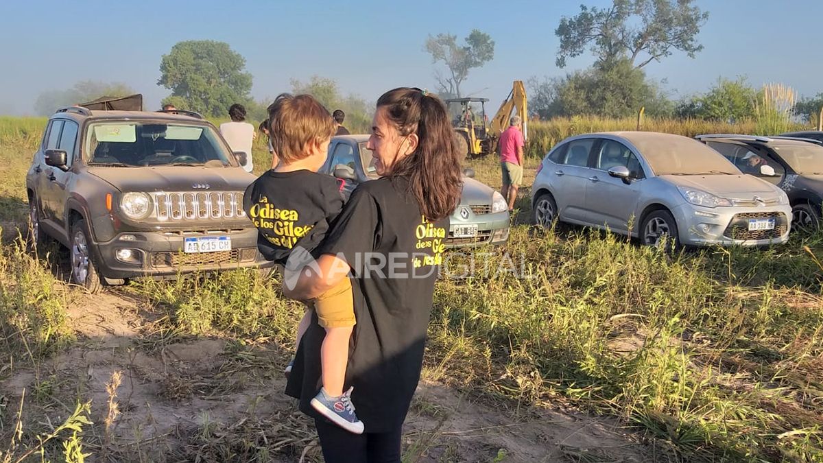 Unos 300 vecinos tomaron lotes que compraron hace 10 años en Aires del Llano este sábado.