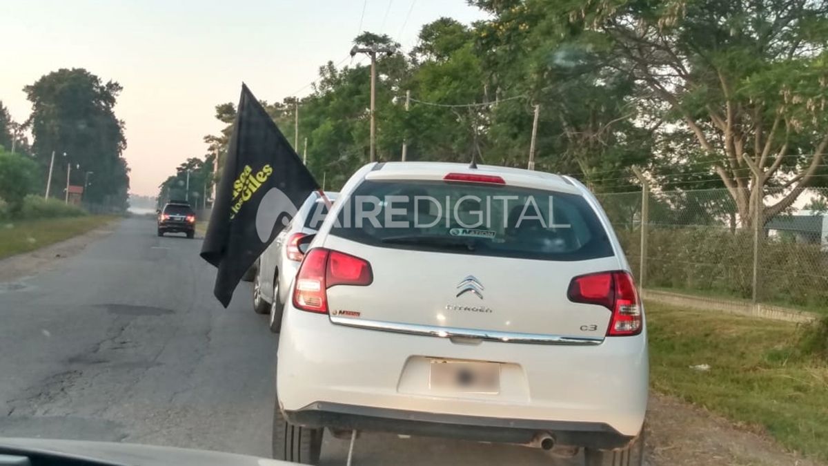 La ocupación comenzó a las 6 de la mañana, cuando los vecinos salieron con banderas, palas y carteles con los nombres de los lotes a reclamar.