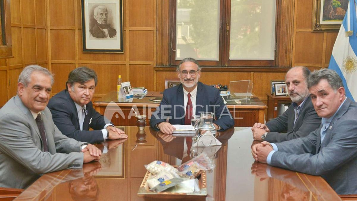 El ministro Luis Basterra reunido con los representantes de las entidades que conforman la Mesa de Enlace.