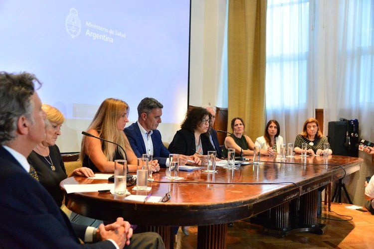 Carla Vizzotti, secretaria de Acceso a la Salud, junto a 9 funcionarios y expertos en salud de diferentes organismos y ministerios se refirieron al coronavirus, al dengue y al sarampión (Prensa Ministerio de Salud) . Gentileza Infobae