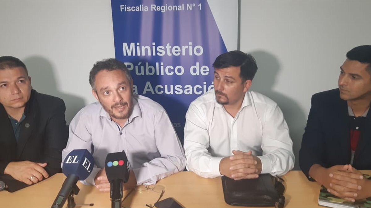 El fiscal De Pedro, junto al comisario Cristián Lemos (subdirector de la Agencia de Investigación Criminal), subcomisario Sergio Sanchez (director de Inteligencia Criminal y Estratégica), y comisario Jerónimo Zimmermann (jefe del departamento Complejas 1)
