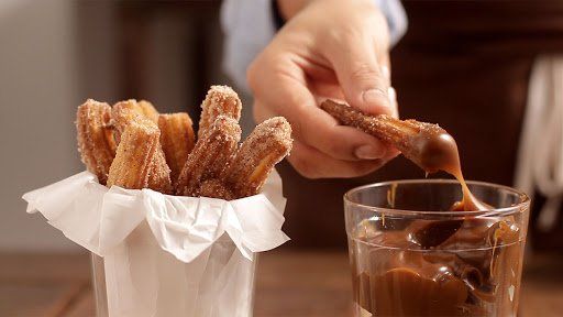 Churros fritos con dulce de leche y chocolate.