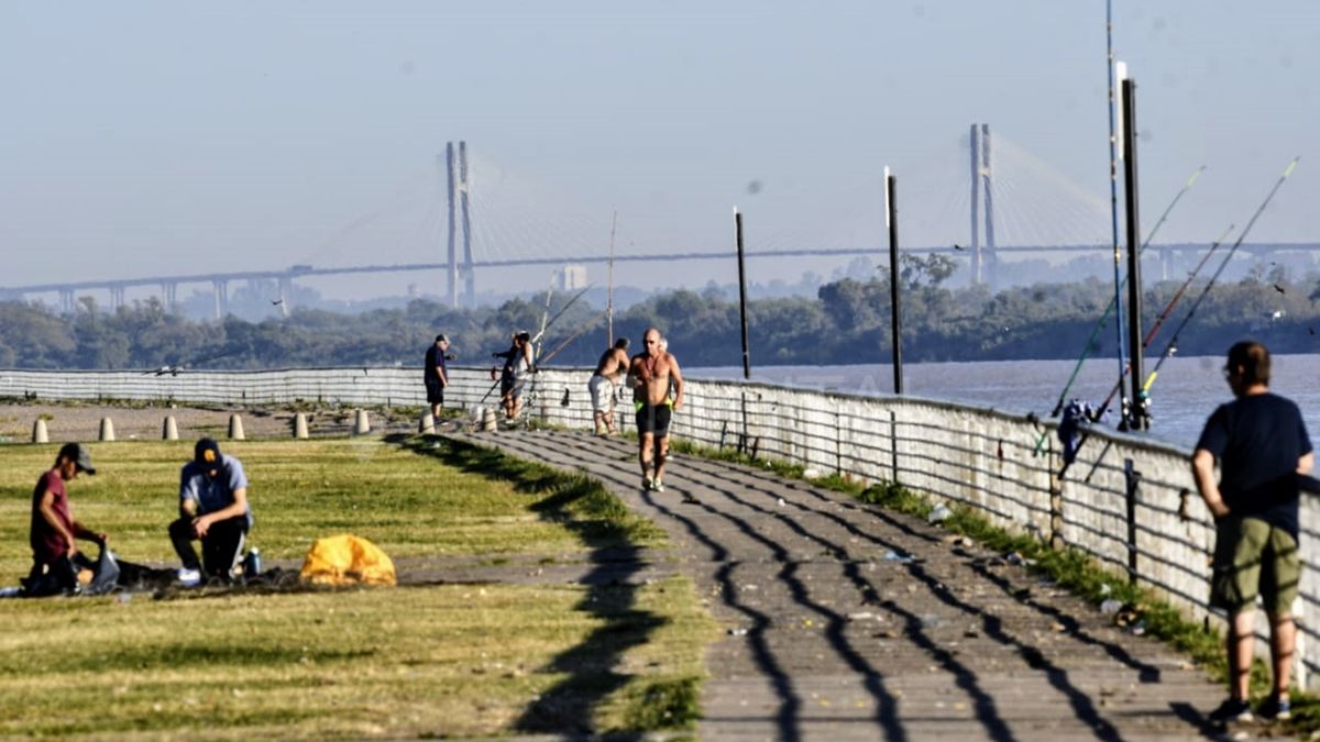 Desde las barrancas de Rosario se ve con frecuencia el humo encima de la zona de islas. Suelen ser productores ganaderos que queman pastizales.