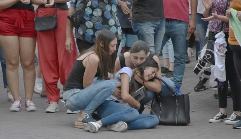 Las amigas de Micaela Gordillo lloran en la marcha. FOTO: @CSECOBALDERAMAS
