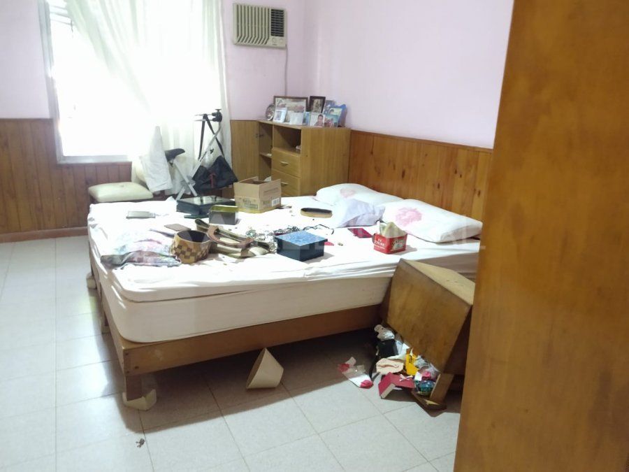 Cerca de las 5 de este jueves ladrones forzaron la persiana, rompieron un mueble y desordenaron los elementos del hogar. 