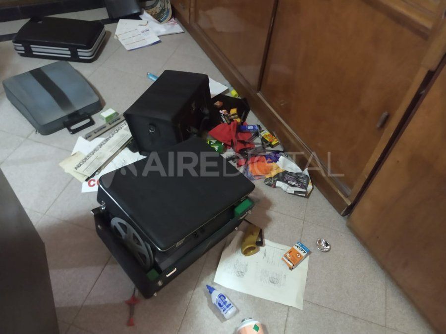 Cerca de las 5 de este jueves ladrones forzaron la persiana, rompieron un mueble y desordenaron los elementos del hogar. 