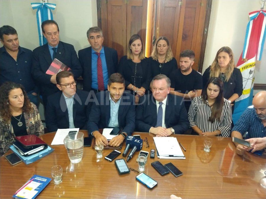 El diputado Maximiliano Pullaro y el senador Felipe Michlig insistieron en que la oposición está dispuesta a aceptar un endeudamiento de 29 mil millones de pesos al gobierno de Santa Fe.