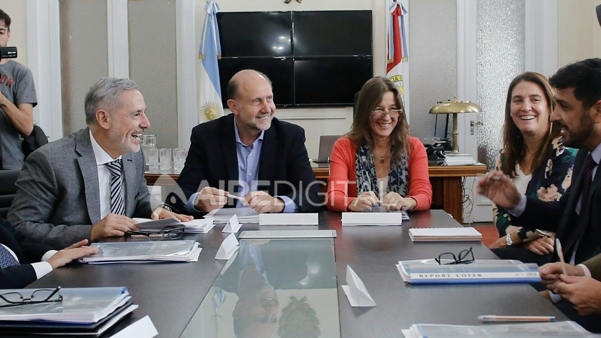 Sabina Frederic, Omar Perotti y Marcelo Sain reunidos en Santa Fe el 30 de enero.