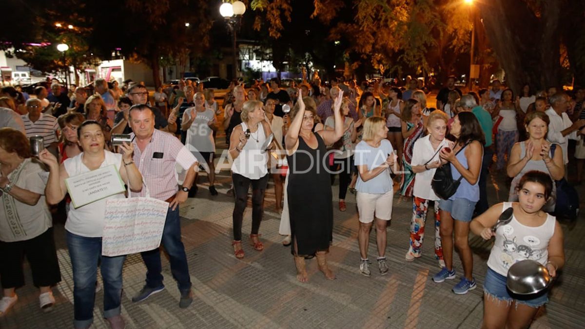 Vecinos de barrio Candioti concentrados en la Plaza Pueyrredón -Bv. Gálvez entre Alberdi y Sarmiento- Vecinos de barrio Candioti concentrados en la Plaza Pueyrredón -Bv. Gálvez entre Alberdi y Sarmiento-