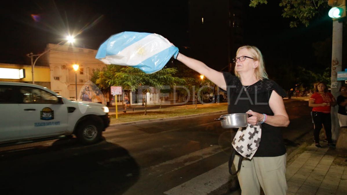 Manifestación de vecinos en Bv. Pellegrini y Urquiza. Manifestación de vecinos en Bv. Pellegrini y Urquiza.