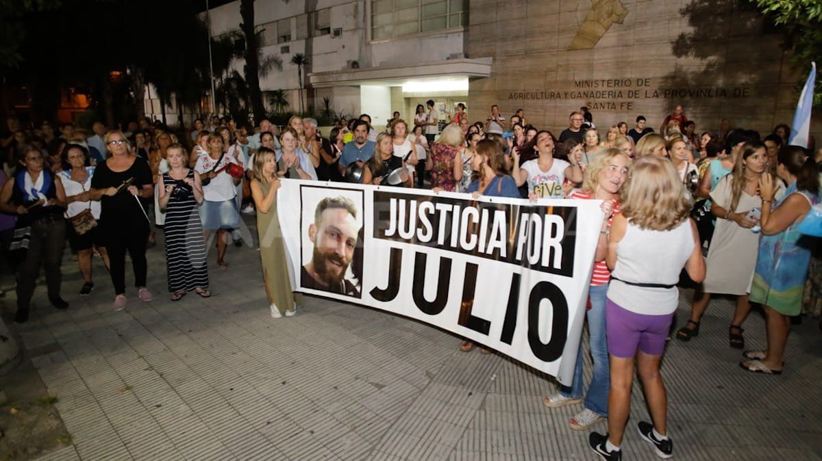 Manifestación de vecinos en Bv. Pellegrini y Urquiza recordando a Julio Cabal Manifestación de vecinos en Bv. Pellegrini y Urquiza recordando a Julio Cabal