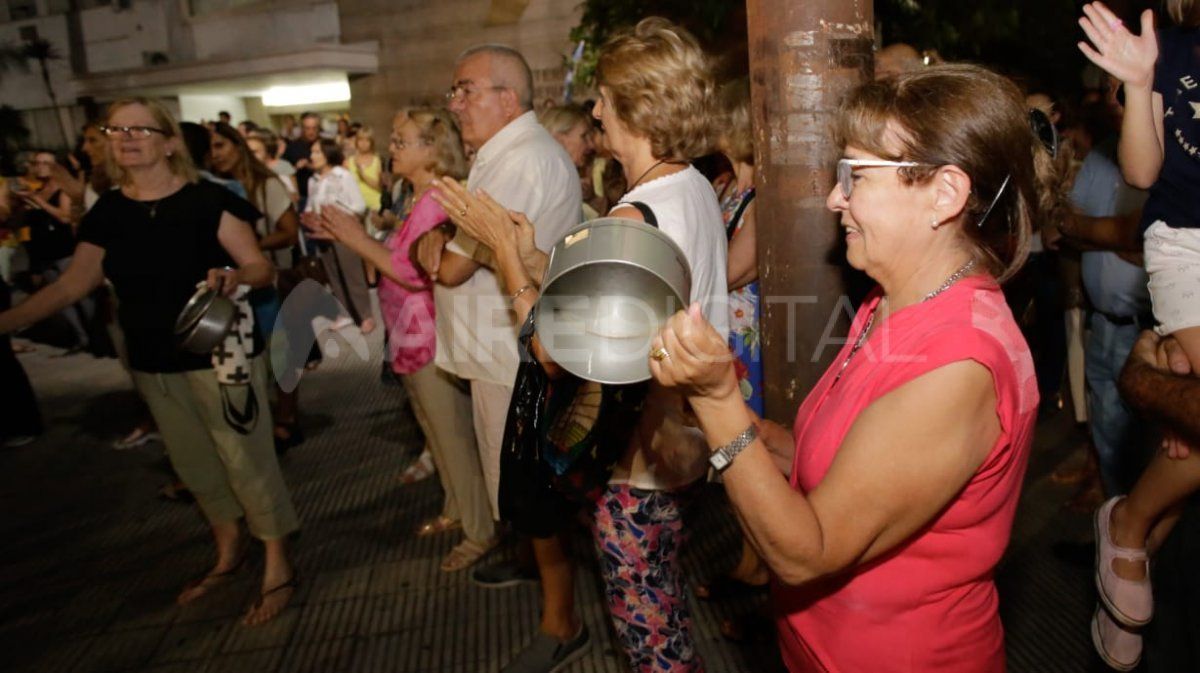 Manifestación de vecinos en Bv. Pellegrini y Urquiza Manifestación de vecinos en Bv. Pellegrini y Urquiza