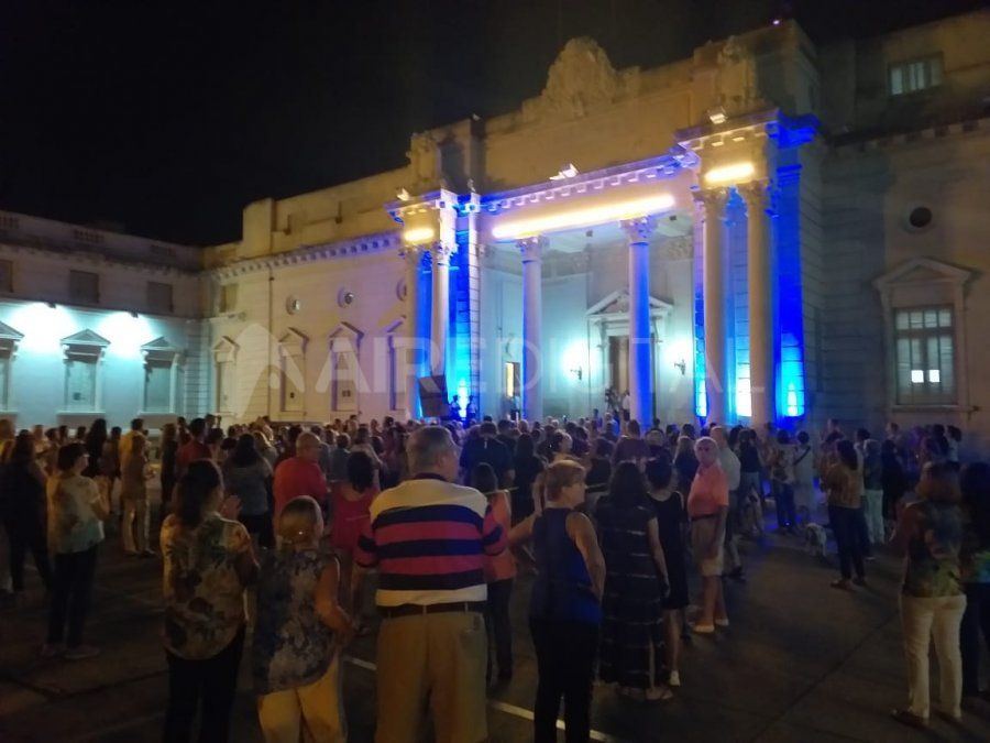 Vecinos concentrados en la explanada de la Legislatura Provincial Vecinos concentrados en la explanada de la Legislatura Provincial
