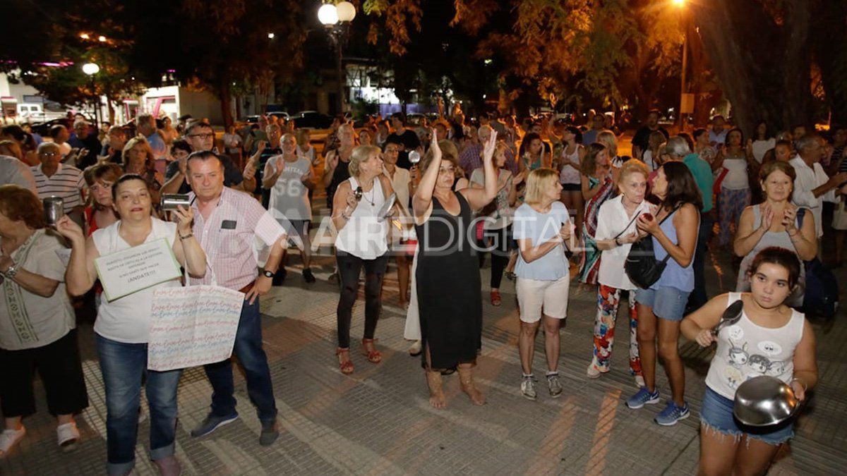 Concentración y cacerolazo de vecinos en la Plaza Pueyrredón Concentración y cacerolazo de vecinos en la Plaza Pueyrredón