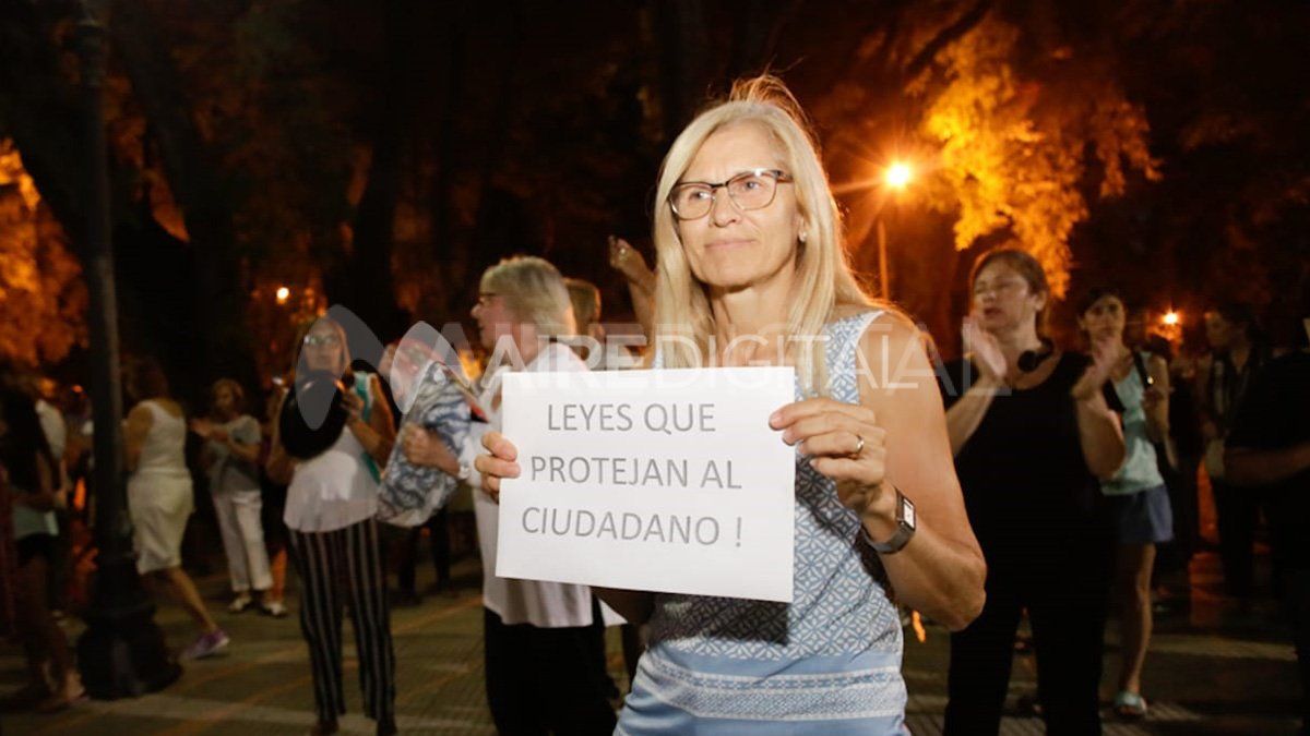 Concentración y cacerolazo de vecinos en la Plaza Pueyrredón Concentración y cacerolazo de vecinos en la Plaza Pueyrredón