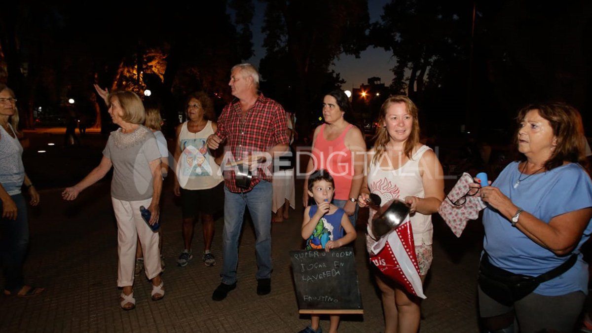 Concentración y cacerolazo de vecinos en la Plaza Pueyrredón Concentración y cacerolazo de vecinos en la Plaza Pueyrredón