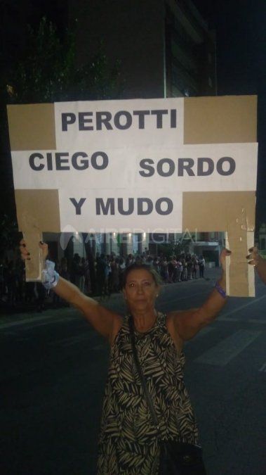 Reclamos al gobernador Omar Perotti en Boulevard Gálvez y Vélez Sarsfield. Reclamos al gobernador Omar Perotti en Boulevard Gálvez y Vélez Sarsfield.