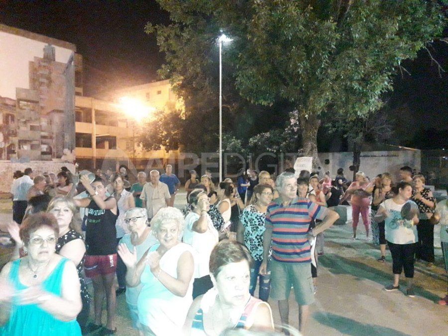 Concentración de vecinos en barrio Las Flores. Concentración de vecinos en barrio Las Flores.