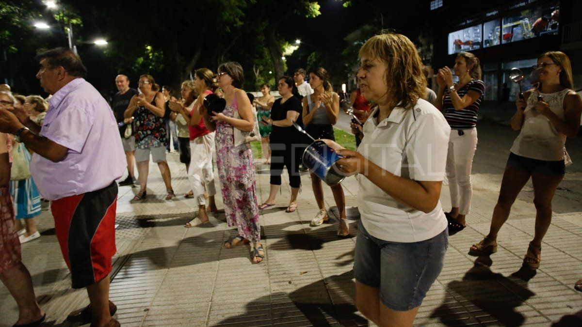 Otro grupo de vecinos de barrio Roma llegó con sus cacerolas a Avenida Freyre y Vera. Otro grupo de vecinos de barrio Roma llegó con sus cacerolas a Avenida Freyre y Vera.