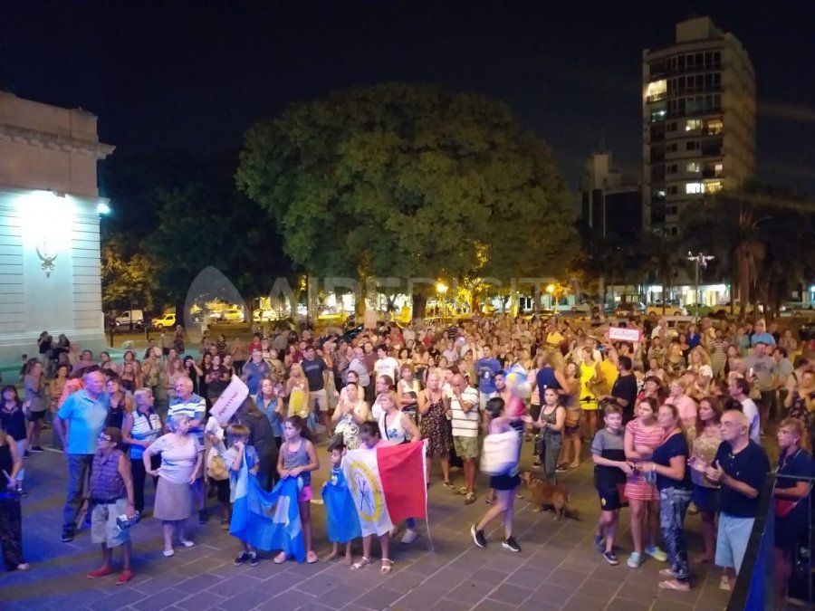 Vecinos de barrios Centro y Sur se manifestaron con cacerolas y ollas frente a la Legislatura. Vecinos de barrios Centro y Sur se manifestaron con cacerolas y ollas frente a la Legislatura.