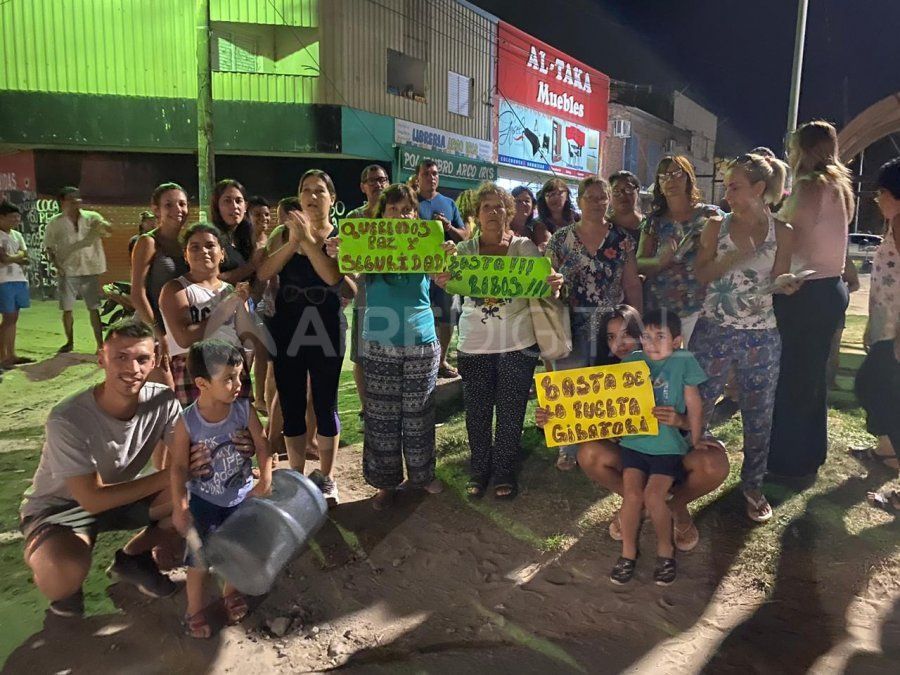 Vecinos de barrios Las Delicias y Pro adelanto Barranquitas sobre Avenida Facundo Zuviría. Vecinos de barrios Las Delicias y Pro adelanto Barranquitas sobre Avenida Facundo Zuviría.