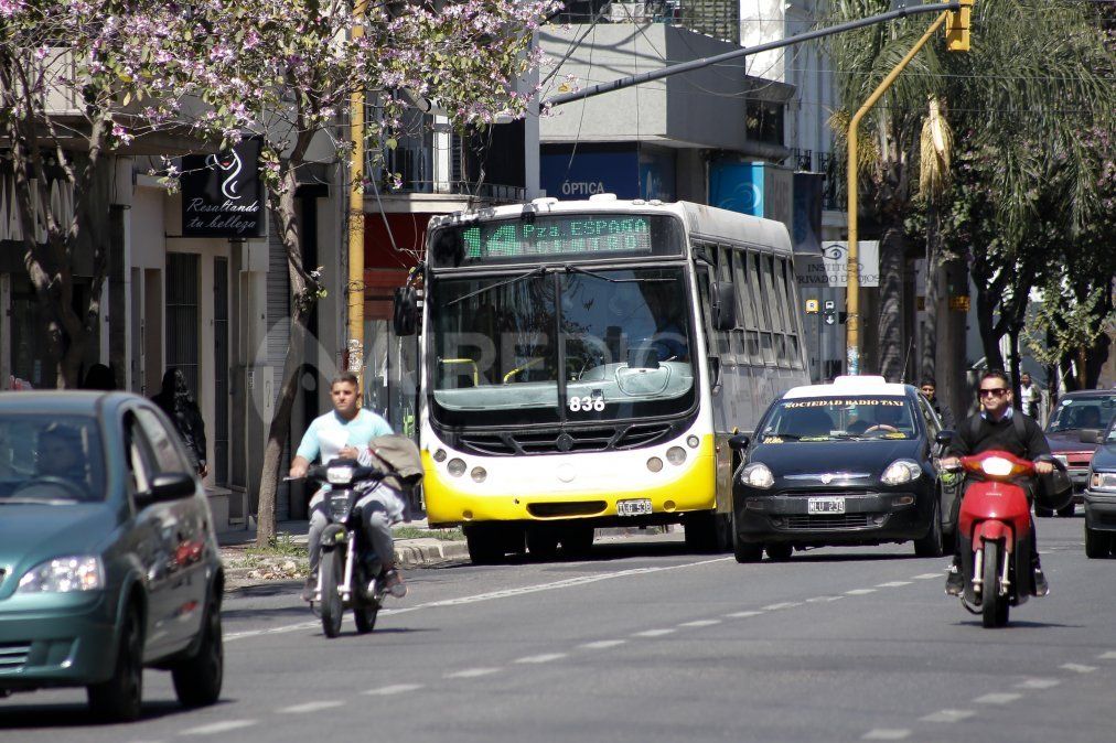 Desde que comenzó la cuarentena, los colectivos funcionan con cronograma de domingo y feriados por lo que disminuyó el pasaje y se agravaron los conflictos salariales.