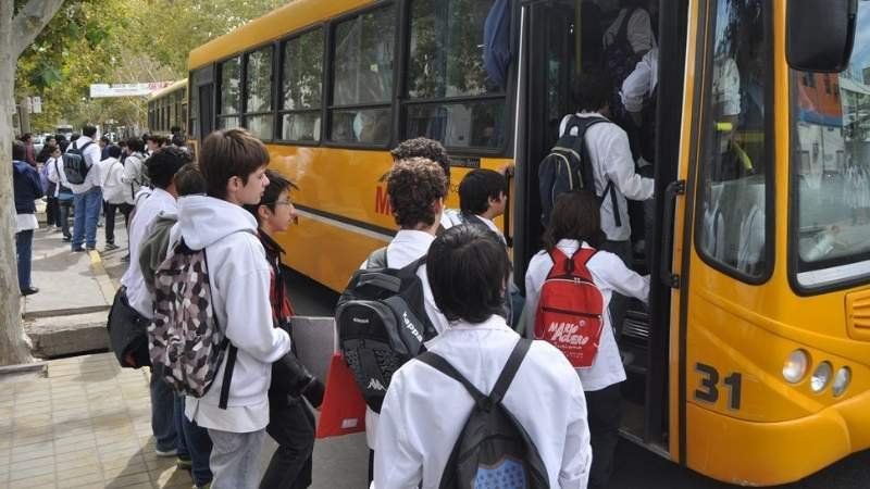 Estudiantes esperan subir al colectivo - Imagen ilustrativa